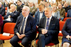 06.10.2022. Kielce. 53. inauguracja roku akademickiego UJK. Na zdjęciu (od lewej): Krzysztof Lipiec - pełnomocnik kieleckiego okręgu PiS i Zbigniew Koniusz - wojewoda świętokrzyski / Fot. Piotr Kwaśniewski - Radio Kielce