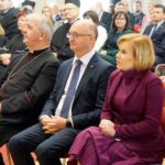 06.10.2022. Kielce. 53. inauguracja roku akademickiego UJK. Na zdjęciu (od lewej): bp Jan Piotrowski - ordynariusz diecezji kieleckiej, Piotr Wawrzyk - wiceminister spraw zagranicznych i Anna Krupka - wiceminister spraw zagranicznych / Fot. Piotr Kwaśniewski - Radio Kielce