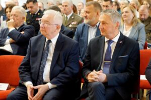 06.10.2022. Kielce. 53. inauguracja roku akademickiego UJK. Na zdjęciu (od lewej): Krzysztof Lipiec - pełnomocnik kieleckiego okręgu PiS i Zbigniew Koniusz - wojewoda świętokrzyski / Fot. Piotr Kwaśniewski - Radio Kielce