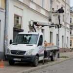 06.10.2022. Kielce. Montaż nowych latarni przy Placu Wolności / Fot. Piotr Kwaśniewski - Radio Kielce