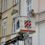 06.10.2022. Kielce. Montaż nowych latarni przy Placu Wolności / Fot. Piotr Kwaśniewski - Radio Kielce