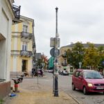 06.10.2022. Kielce. Montaż nowych latarni przy Placu Wolności / Fot. Piotr Kwaśniewski - Radio Kielce