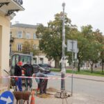 06.10.2022. Kielce. Montaż nowych latarni przy Placu Wolności / Fot. Piotr Kwaśniewski - Radio Kielce