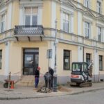 06.10.2022. Kielce. Montaż nowych latarni przy Placu Wolności / Fot. Piotr Kwaśniewski - Radio Kielce