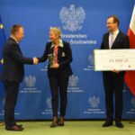 24.10.2022. Warszawa. Gala rozdania nagród w III edycji konkursu Ministerstwa Klimatu i Środowiska „Miasto z Klimatem – najlepszy zrealizowany projekt”. Na zdjęciu (od lewej): lewej): Robert Jaworski - burmistrz Chęcin, Anna Łukaszewska-Trzeciakowska - wiceminister klimatu i środowiska i Sławomir Mazurek - wiceprezes NFOŚiGW / źródło: Urząd Gminy i Miasta Chęciny