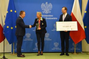 24.10.2022. Warszawa. Gala rozdania nagród w III edycji konkursu Ministerstwa Klimatu i Środowiska „Miasto z Klimatem – najlepszy zrealizowany projekt”. Na zdjęciu (od lewej): lewej): Robert Jaworski - burmistrz Chęcin, Anna Łukaszewska-Trzeciakowska - wiceminister klimatu i środowiska i Sławomir Mazurek - wiceprezes NFOŚiGW / źródło: Urząd Gminy i Miasta Chęciny