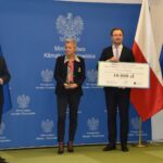 24.10.2022. Warszawa. Gala rozdania nagród w III edycji konkursu Ministerstwa Klimatu i Środowiska „Miasto z Klimatem – najlepszy zrealizowany projekt”. Na zdjęciu (od lewej): lewej): Robert Jaworski - burmistrz Chęcin, Anna Łukaszewska-Trzeciakowska - wiceminister klimatu i środowiska i Sławomir Mazurek - wiceprezes NFOŚiGW / źródło: Urząd Gminy i Miasta Chęciny