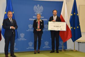 24.10.2022. Warszawa. Gala rozdania nagród w III edycji konkursu Ministerstwa Klimatu i Środowiska „Miasto z Klimatem – najlepszy zrealizowany projekt”. Na zdjęciu (od lewej): lewej): Robert Jaworski - burmistrz Chęcin, Anna Łukaszewska-Trzeciakowska - wiceminister klimatu i środowiska i Sławomir Mazurek - wiceprezes NFOŚiGW / źródło: Urząd Gminy i Miasta Chęciny