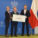 24.10.2022. Warszawa. Gala rozdania nagród w III edycji konkursu Ministerstwa Klimatu i Środowiska „Miasto z Klimatem – najlepszy zrealizowany projekt”. Na zdjęciu (od lewej): lewej): Anna Łukaszewska-Trzeciakowska - wiceminister klimatu i środowiska, Robert Jaworski - burmistrz Chęcin i Sławomir Mazurek - wiceprezes NFOŚiGW / źródło: Urząd Gminy i Miasta Chęciny