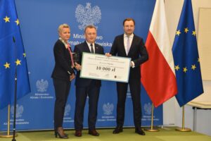 24.10.2022. Warszawa. Gala rozdania nagród w III edycji konkursu Ministerstwa Klimatu i Środowiska „Miasto z Klimatem – najlepszy zrealizowany projekt”. Na zdjęciu (od lewej): lewej): Anna Łukaszewska-Trzeciakowska - wiceminister klimatu i środowiska, Robert Jaworski - burmistrz Chęcin i Sławomir Mazurek - wiceprezes NFOŚiGW / źródło: Urząd Gminy i Miasta Chęciny