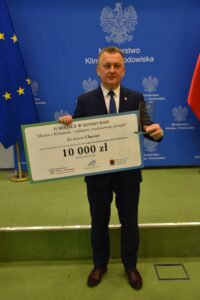 24.10.2022. Warszawa. Gala rozdania nagród w III edycji konkursu Ministerstwa Klimatu i Środowiska „Miasto z Klimatem – najlepszy zrealizowany projekt”. Na zdjęciu: Robert Jaworski - burmistrz Chęcin / źródło: Urząd Gminy i Miasta Chęciny