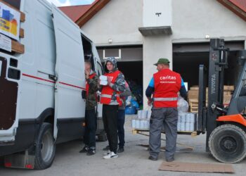 17.10.2022. Sandomierz. Akcja charytatywna „Pomóż Ukrainie przetrwać zimę” / źródło: Caritas Diecezji Sandomierskiej