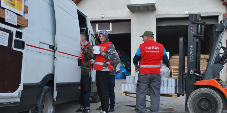 17.10.2022. Sandomierz. Akcja charytatywna „Pomóż Ukrainie przetrwać zimę” / źródło: Caritas Diecezji Sandomierskiej