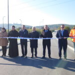 13.10.2022. Chęciny. Otwarcie nowych dróg. Na zdjęciu (od lewej): Anita Bartkiewicz – przewodnicząca zarządu osiedla Zelejowa, Zofia Stokowiec – radna rady Chęcin, ojciec Janusz Łazarczyk, Cezary Majcher – członek zarządu powiatu kieleckiego, poseł Krzysztof Lipiec, Robert Jaworski – burmistrz Chęcin, Marcin Bęben – Dyrektor Generalny Świętokrzyskiego Urzędu Wojewódzkiego, Przemysław Pypeć – wiceprezes zarządu firmy TRAKT. / Fot. Bartosz Bogucki - Radio Kielce