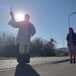 13.10.2022. Chęciny. Otwarcie nowych dróg. Na zdjęciu (od lewej): ojciec Janusz Łazarczyk, Anita Bartkiewicz – przewodnicząca zarządu osiedla Zelejowa, Zofia Stokowiec – radna rady Chęcin. / Fot. Bartosz Bogucki - Radio Kielce