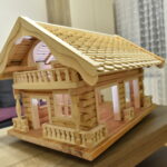 24.10.2022. Karmniki dla sikorek i wróbli w stylu miniaturowych chat zakopiańskich / Fot. Magdalena Galas-Klusek - Radio Kielce