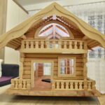 24.10.2022. Karmniki dla sikorek i wróbli w stylu miniaturowych chat zakopiańskich / Fot. Magdalena Galas-Klusek - Radio Kielce