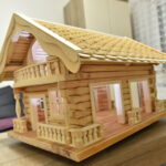 24.10.2022. Karmniki dla sikorek i wróbli w stylu miniaturowych chat zakopiańskich / Fot. Magdalena Galas-Klusek - Radio Kielce