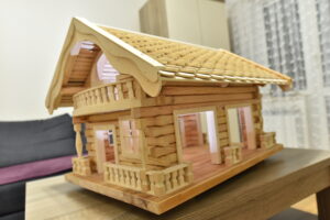 24.10.2022. Karmniki dla sikorek i wróbli w stylu miniaturowych chat zakopiańskich / Fot. Magdalena Galas-Klusek - Radio Kielce