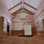 24.10.2022. Karmniki dla sikorek i wróbli w stylu miniaturowych chat zakopiańskich / Fot. Magdalena Galas-Klusek - Radio Kielce