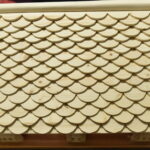 24.10.2022. Karmniki dla sikorek i wróbli w stylu miniaturowych chat zakopiańskich / Fot. Magdalena Galas-Klusek - Radio Kielce