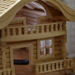 24.10.2022. Karmniki dla sikorek i wróbli w stylu miniaturowych chat zakopiańskich / Fot. Magdalena Galas-Klusek - Radio Kielce