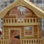 24.10.2022. Karmniki dla sikorek i wróbli w stylu miniaturowych chat zakopiańskich / Fot. Magdalena Galas-Klusek - Radio Kielce