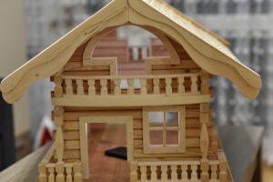 24.10.2022. Karmniki dla sikorek i wróbli w stylu miniaturowych chat zakopiańskich / Fot. Magdalena Galas-Klusek - Radio Kielce