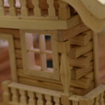 24.10.2022. Karmniki dla sikorek i wróbli w stylu miniaturowych chat zakopiańskich / Fot. Magdalena Galas-Klusek - Radio Kielce