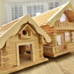 24.10.2022. Karmniki dla sikorek i wróbli w stylu miniaturowych chat zakopiańskich / Fot. Magdalena Galas-Klusek - Radio Kielce