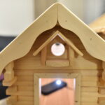 24.10.2022. Karmniki dla sikorek i wróbli w stylu miniaturowych chat zakopiańskich / Fot. Magdalena Galas-Klusek - Radio Kielce