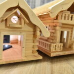 24.10.2022. Karmniki dla sikorek i wróbli w stylu miniaturowych chat zakopiańskich / Fot. Magdalena Galas-Klusek - Radio Kielce