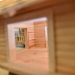 24.10.2022. Karmniki dla sikorek i wróbli w stylu miniaturowych chat zakopiańskich / Fot. Magdalena Galas-Klusek - Radio Kielce