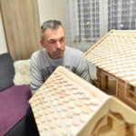 24.10.2022. Karmniki dla sikorek i wróbli w stylu miniaturowych chat zakopiańskich. Na zdjęciu: Marcin Szczegielniak - twórca karmników / Fot. Magdalena Galas-Klusek - Radio Kielce