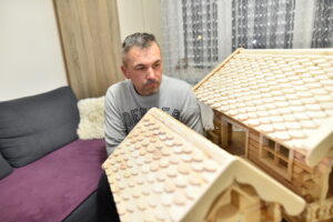 24.10.2022. Karmniki dla sikorek i wróbli w stylu miniaturowych chat zakopiańskich. Na zdjęciu: Marcin Szczegielniak - twórca karmników / Fot. Magdalena Galas-Klusek - Radio Kielce