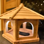 24.10.2022. Karmniki dla sikorek i wróbli w stylu miniaturowych chat zakopiańskich / Fot. Magdalena Galas-Klusek - Radio Kielce