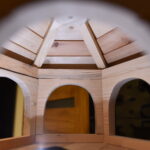 24.10.2022. Karmniki dla sikorek i wróbli w stylu miniaturowych chat zakopiańskich / Fot. Magdalena Galas-Klusek - Radio Kielce