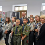 11.10.2022. Końskie. Na zdjęciu prezes IPN Karol Nawrocki z samorządowcami i harcerzami / Fot. Magdalena Galas-Klusek – Radio Kielce