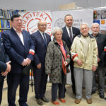 11.10.2022. Końskie. Na zdjęciu prezes IPN Karol Nawrocki z przedstawicielami Światowego Związku Żołnierzy AK oraz samorządowcami / Fot. Magdalena Galas-Klusek – Radio Kielce