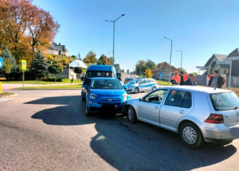 Kolizja na ożarowskim rondzie przy ulicy Kolejowej / Fot. KPP Opatów