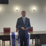 23.10.2022. Opatów. Uroczystości związane z 80. rocznicą wywiezienia opatowskich Żydów do Treblinki. Na zdjęciu Grzegorz Gajewski - burmistrz Opatowa. / Fot. Emilia Sitarska - Radio Kielce