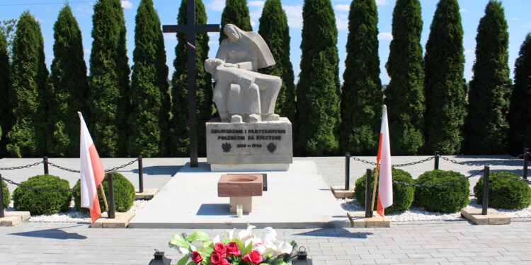 W Tuczępach odnowiono pomnik na zbiorowym grobie żołnierzy i partyzantów poległych za ojczyznę w latach 1939-1945 / Fot. Marta Gajda-Kruk