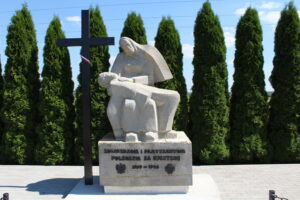 W Tuczępach odnowiono pomnik na zbiorowym grobie żołnierzy i partyzantów poległych za ojczyznę w latach 1939-1945 / Fot. Marta Gajda-Kruk