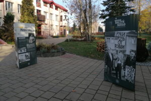 29.10.2022. Busko-Zdrój. Wystawa plenerowa „Pokolenie Baczyńskiego". / Fot. Marta Gajda-Kruk - Radio Kielce