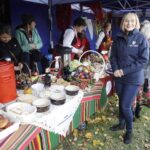 02.10.2022. Ciekoty. Festiwal Smaków Babiego Lata. Na zdjęciu (po prawej): Renata Janik - wicemarszałek województwa. / Fot. Jarosław Kubalski - Radio Kielce