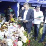 02.10.2022. Ciekoty. Festiwal Smaków Babiego Lata. Na zdjęciu (od lewej, na pierwszym planie): Mirosław Gębski - starosta kielecki, Tomasz Lato - wójt Masłowa . / Fot. Jarosław Kubalski - Radio Kielce