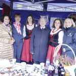 02.10.2022. Ciekoty. Festiwal Smaków Babiego Lata. Na zdjęciu: poseł Krzysztof Lipiec na stoisku koła gospodyń wiejskich. / Fot. Jarosław Kubalski - Radio Kielce