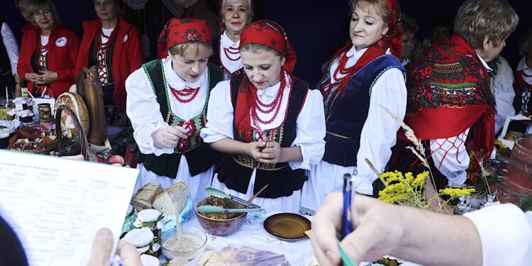 Pyszny II Festiwal Smaki Babiego Lata w Ciekotach - Radio Kielce