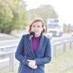 03.10.2022. Jacentów. Podpisanie „Programu inwestycji dla obwodnicy Ostrowca Świętokrzyskiego (DK9 Rudka – Jacentów)”. Na zdjęciu: poseł Anna Krupka - wiceminister sportu i turystyki / Fot. Jarosław Kubalski - Radio Kielce