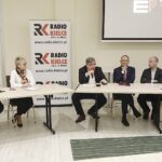 07.10.2022. Cedzyna. Konferencja naukowa „Edukacja Medialna - co oznacza?”. Na zdjęciu (od lewej): dr Tomasz Chrząstek, prof. Olga Dąbrowska-Cendrowska, Witold Kołodziejski - przewodniczący Krajowej Rady Radiofonii i Telewizji, Radosław Brzózka - szef gabinetu politycznego ministra edukacji i nauki, Wiktor Świetlik - Polska Agencja Prasowa i Mateusz Mrozek / Fot. Jarosław Kubalski - Radio Kielce